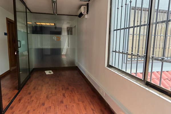 Se alquila casa independiente en Sabana Sur. Ideal para oficinas.-22