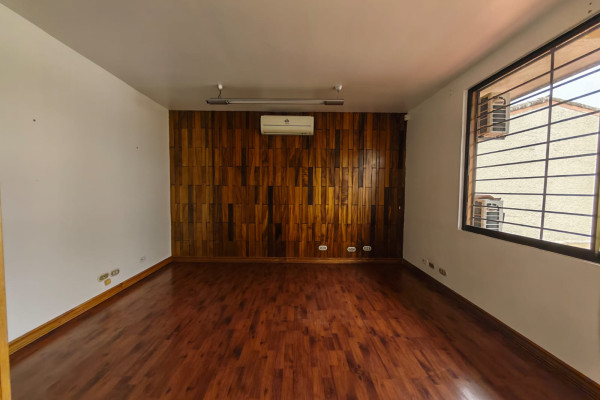 Se alquila casa independiente en Sabana Sur. Ideal para oficinas.-21