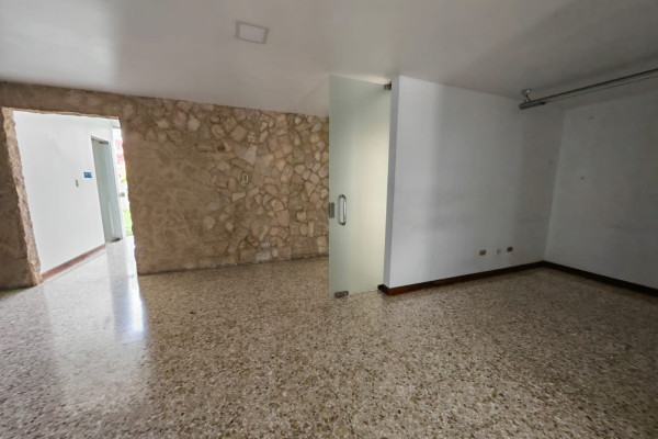 Se alquila casa independiente en Sabana Sur. Ideal para oficinas.-6
