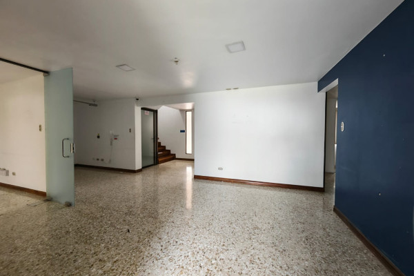 Se alquila casa independiente en Sabana Sur. Ideal para oficinas.-14