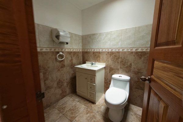 Se alquila casa independiente en Sabana Sur. Ideal para oficinas.-3