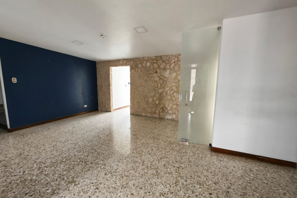 Se alquila casa independiente en Sabana Sur. Ideal para oficinas.-5