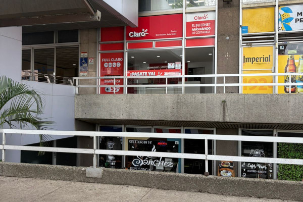 Se vende local en Torre Paseo Colón – Frente a calle principal.-1