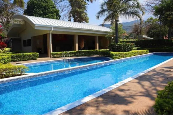 Se alquila apartamento en Santa Ana. Full amoblado.