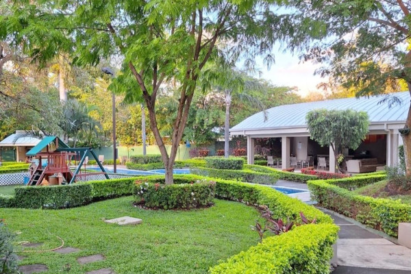 Se alquila apartamento en Santa Ana.