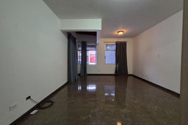 Se vende casa independiente en Santa Ana.