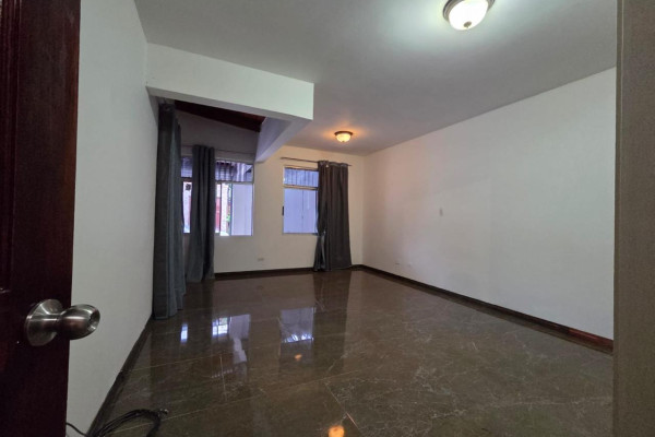 Se vende casa independiente en Santa Ana.