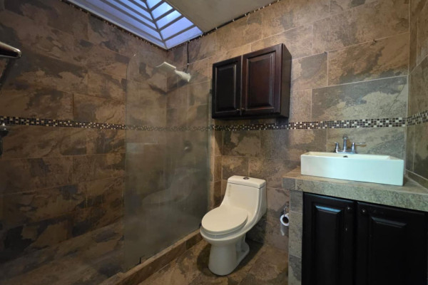 Se vende casa independiente en Santa Ana.