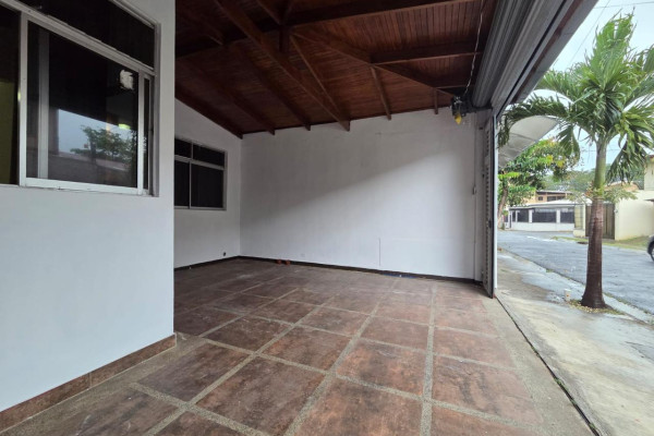 Se vende casa independiente en Santa Ana.