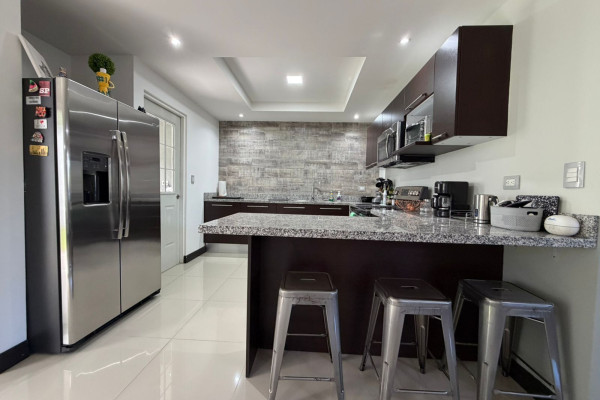 Se vende casa en Guachipelín de Escazú.