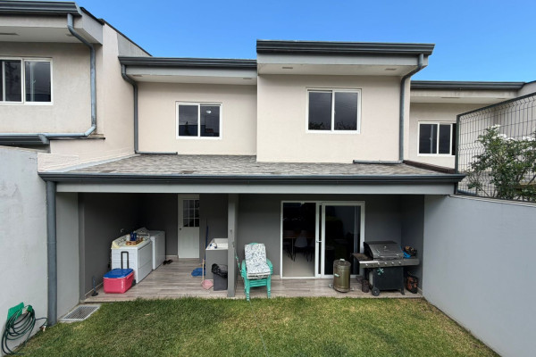 Se vende casa en Guachipelín de Escazú.