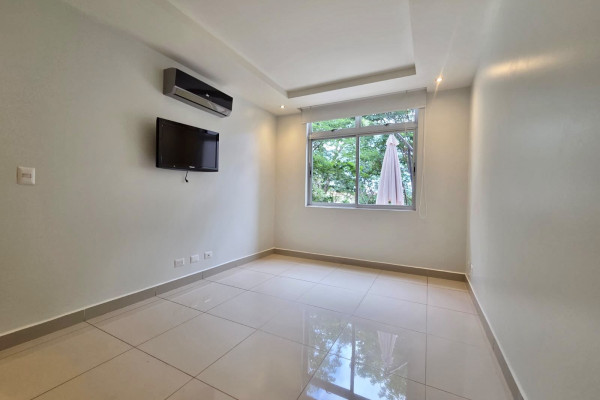 Se alquila  apartamento en Santa Ana.
