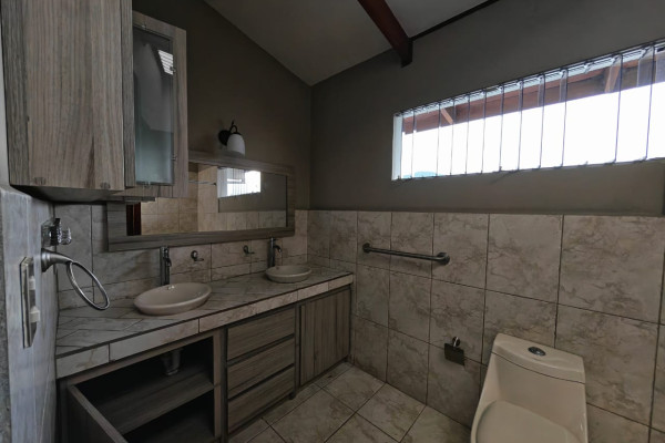 Se alquila casa en Trejos Montealegre, Escazú.