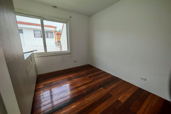 Apartamento en alquiler en La Uruca con servicios incluidos.