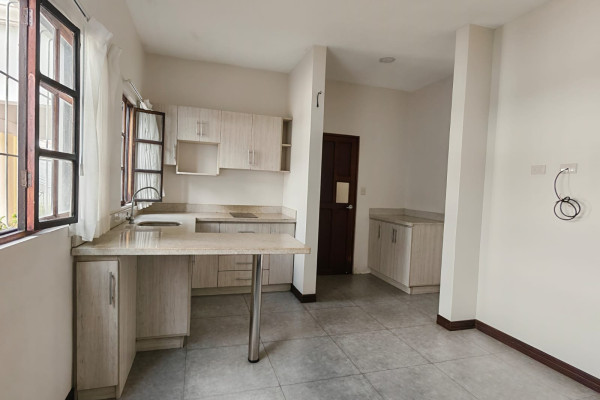 ¡Apartamento en alquiler en La Uruca Cerca del Hospital del Trauma  con servicios incluidos!-1