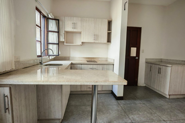 ¡Apartamento en alquiler en La Uruca Cerca del Hospital del Trauma  con servicios incluidos!-9