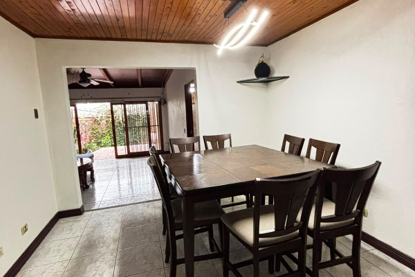 ¡Se alquila amplia casa en Rohrmoser – Excelente ubicación!-2