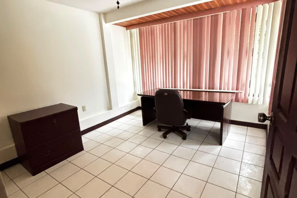 ¡Se alquila amplia casa en Rohrmoser – Excelente ubicación!-5