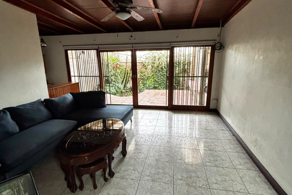 ¡Se alquila amplia casa en Rohrmoser – Excelente ubicación!-7