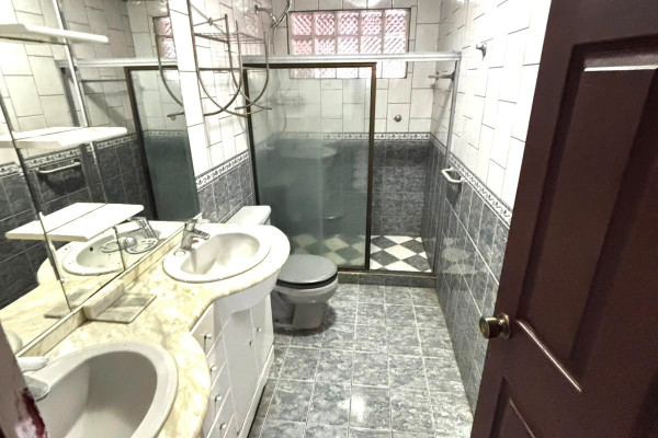 ¡Se alquila amplia casa en Rohrmoser – Excelente ubicación!-8