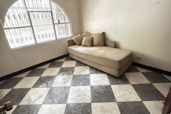 ¡Se alquila amplia casa en Rohrmoser – Excelente ubicación!-3