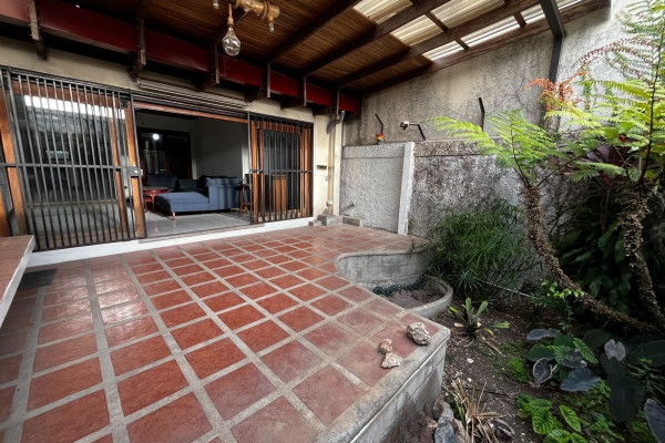 ¡Se alquila amplia casa en Rohrmoser – Excelente ubicación!-1