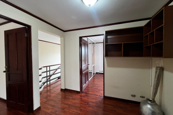 Se alquila casa en Condominio en Tibás.