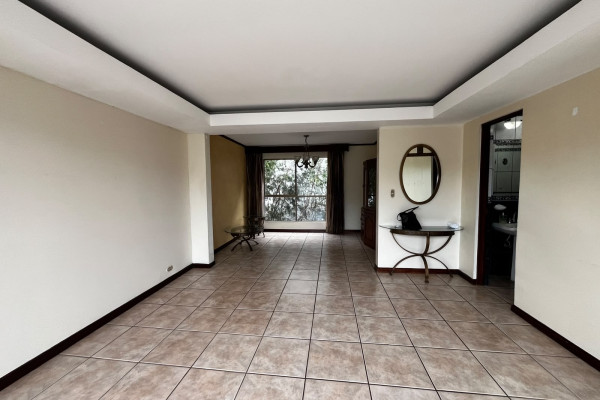 Se alquila casa en Condominio en Tibás.