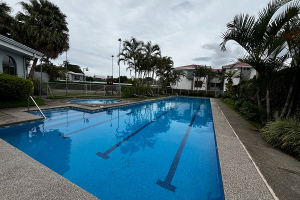 Se alquila casa en Condominio en Tibás.