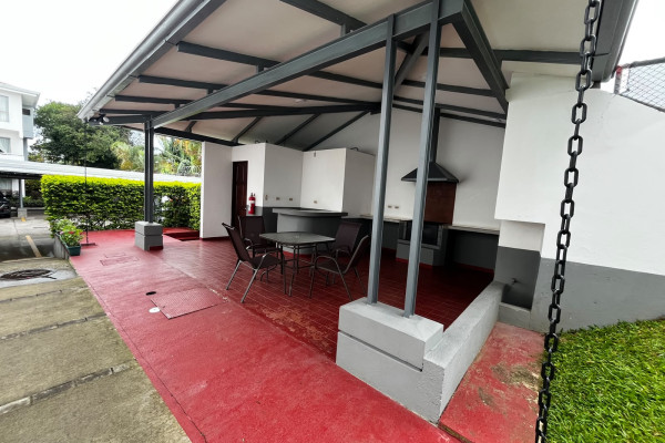 Se alquila casa en Condominio en Tibás.