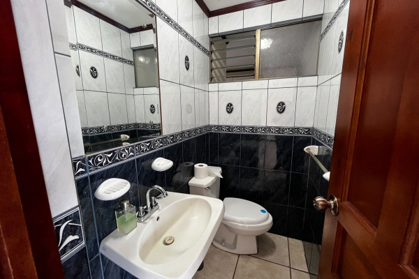 Se alquila casa en Condominio en Tibás.