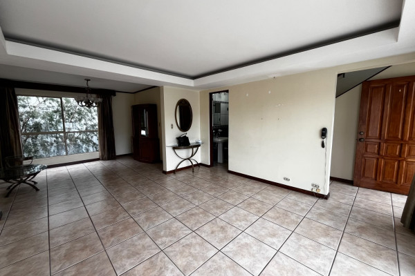 Se alquila casa en Condominio en Tibás.