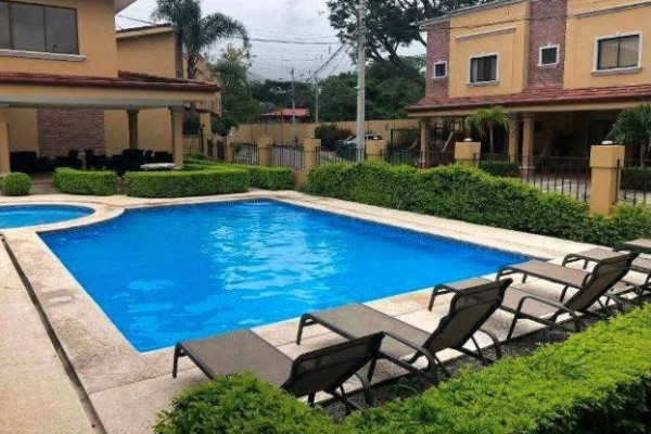 Se alquila casa  en condominio  en Santa Ana Pozos.