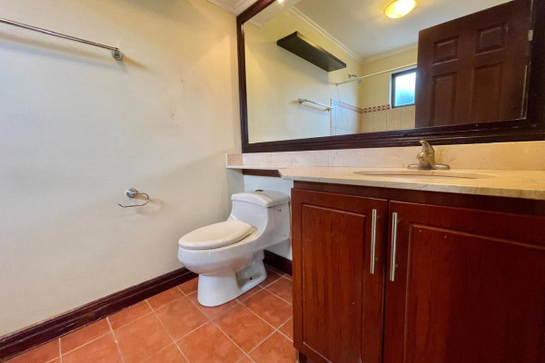 Se alquila casa  en condominio  en Santa Ana Pozos.