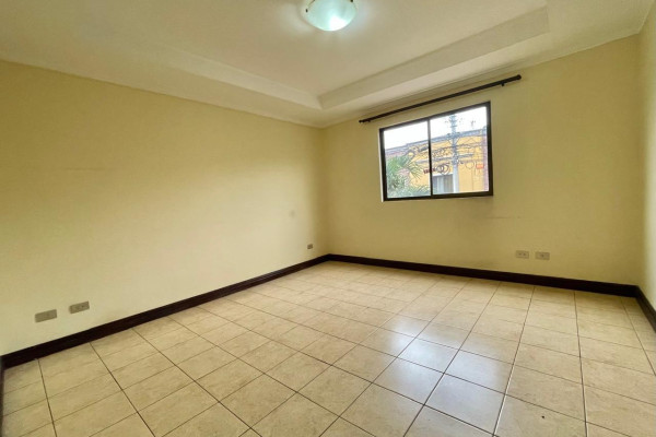 Se alquila casa  en condominio  en Santa Ana Pozos.