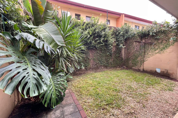 Se alquila casa  en condominio  en Santa Ana Pozos.
