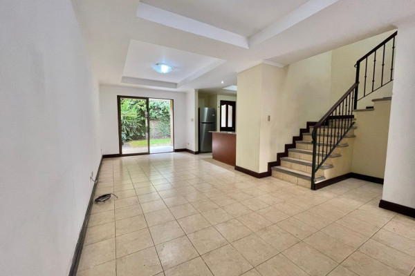 Se alquila casa  en condominio  en Santa Ana Pozos.
