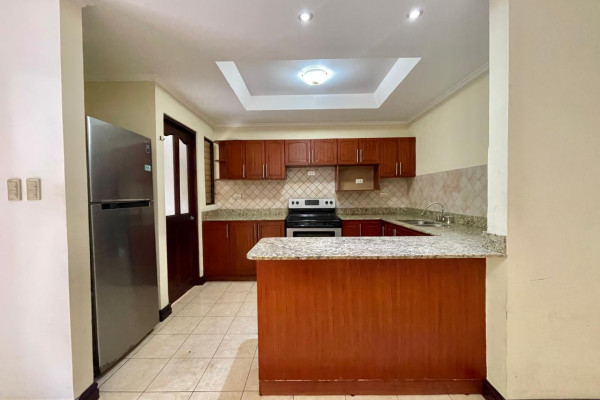Se alquila casa  en condominio  en Santa Ana Pozos.