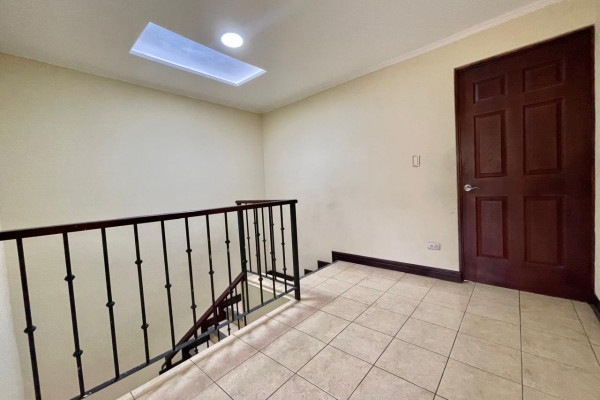 Se alquila casa  en condominio  en Santa Ana Pozos.