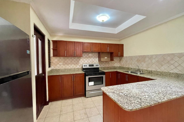 Se alquila casa  en condominio  en Santa Ana Pozos.
