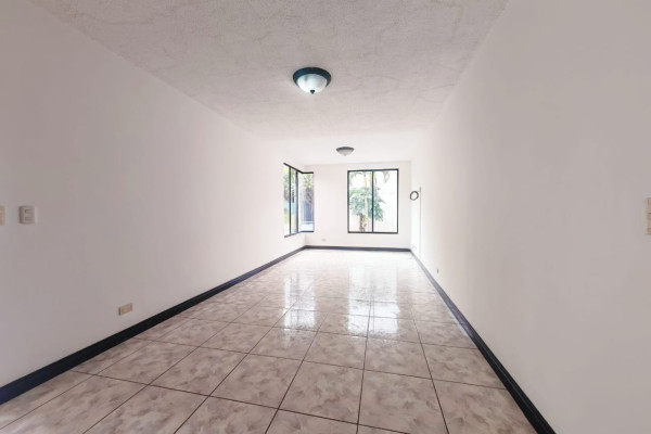 Se alquila casa en Sabana Oeste.