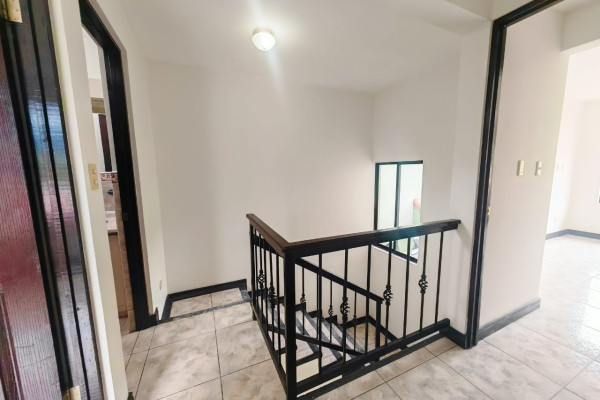 Se alquila casa en Sabana Oeste.