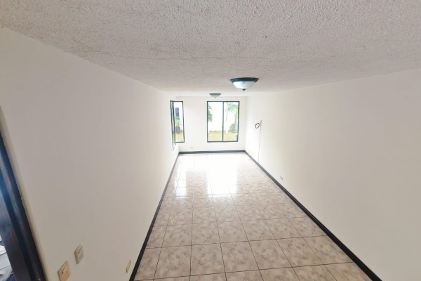 Se alquila casa en Sabana Oeste.