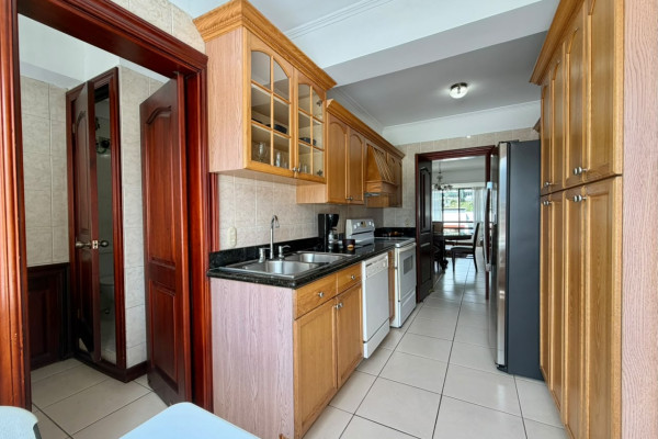 Se alquila apartamento en Escazú. Trejos Montealegre. Amueblado.