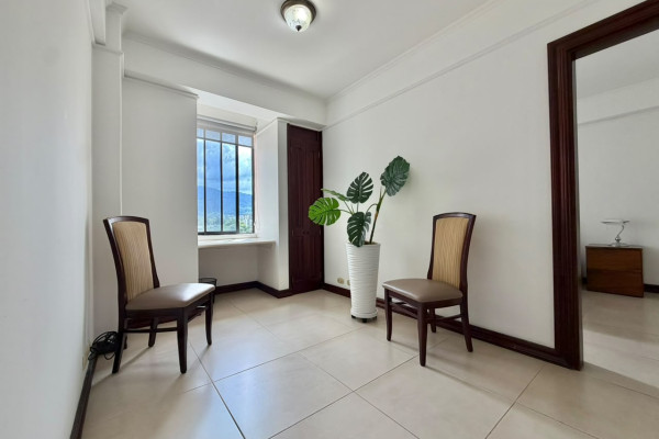 Se alquila apartamento en Escazú. Trejos Montealegre. Amueblado.