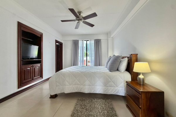Se alquila apartamento en Escazú. Trejos Montealegre. Amueblado.