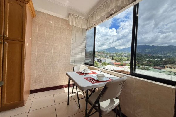 Se alquila apartamento en Escazú. Trejos Montealegre. Amueblado.