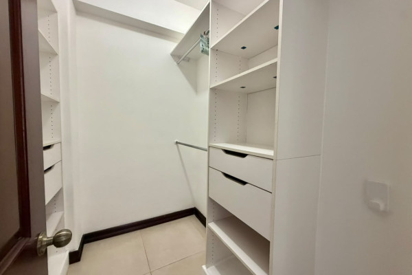 Se alquila apartamento en Escazú. Trejos Montealegre. Amueblado.