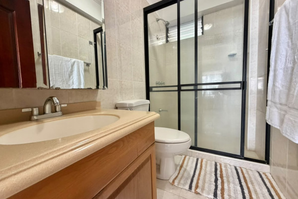 Se alquila apartamento en Escazú. Trejos Montealegre. Amueblado.
