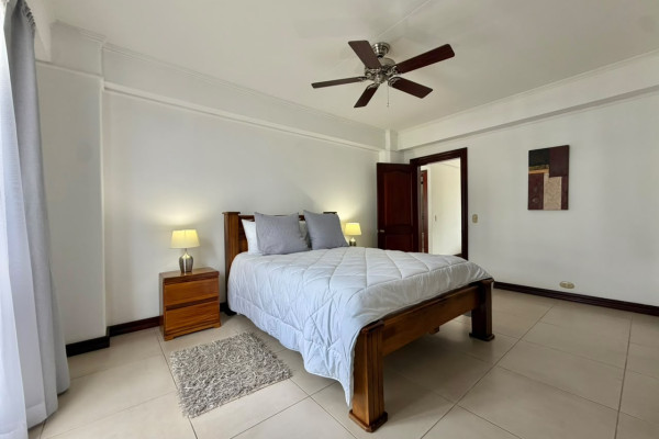 Se alquila apartamento en Escazú. Trejos Montealegre. Amueblado.